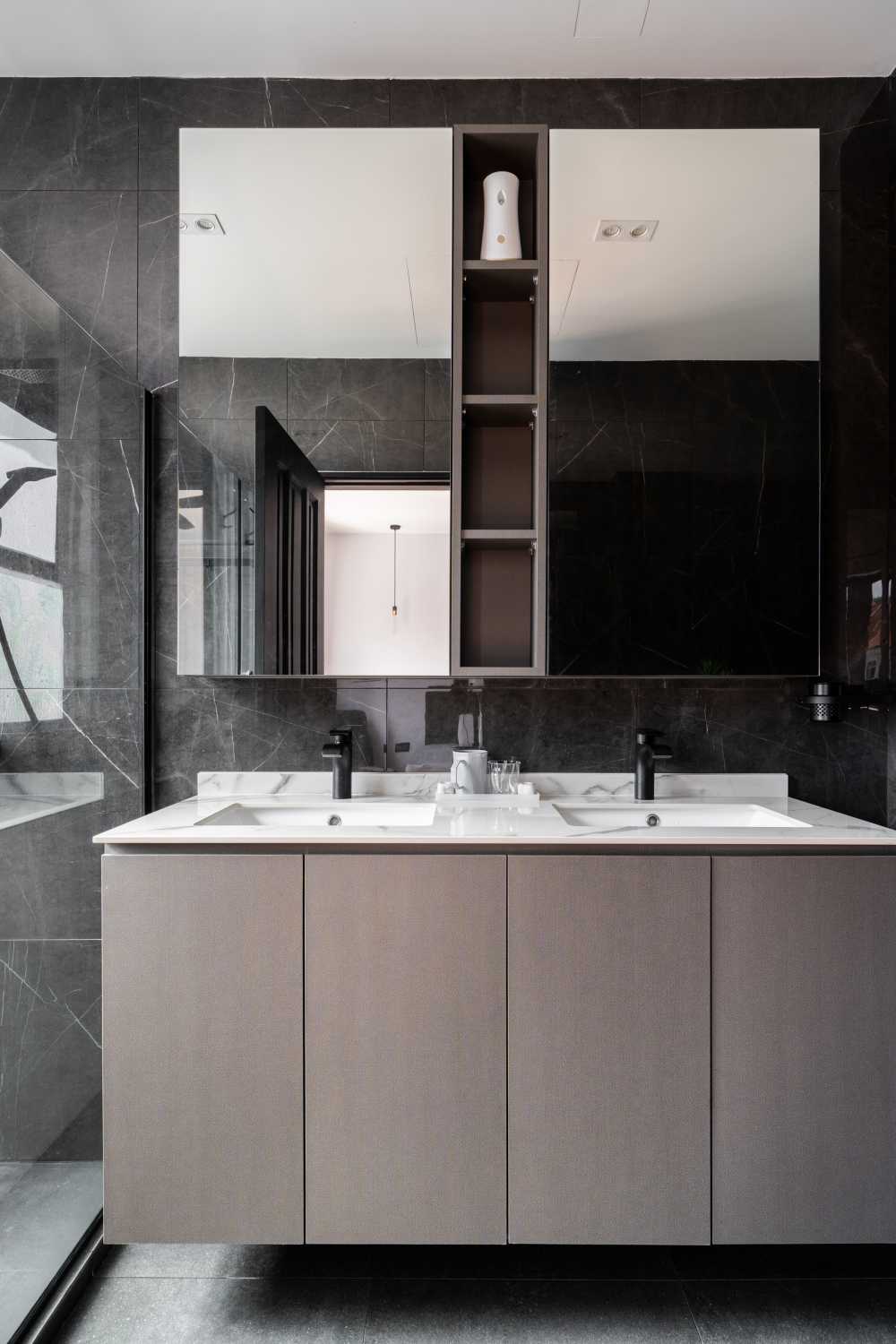 Eclectic Bathroom with Vinyl Flooring and Homogeneous Tiles