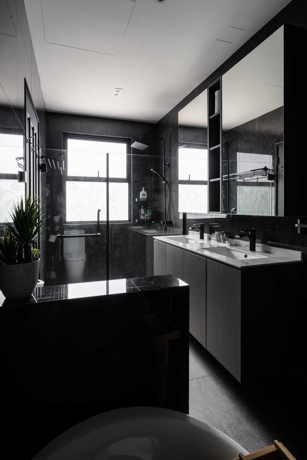 Eclectic Bathroom with Vinyl Flooring and Homogeneous Tiles