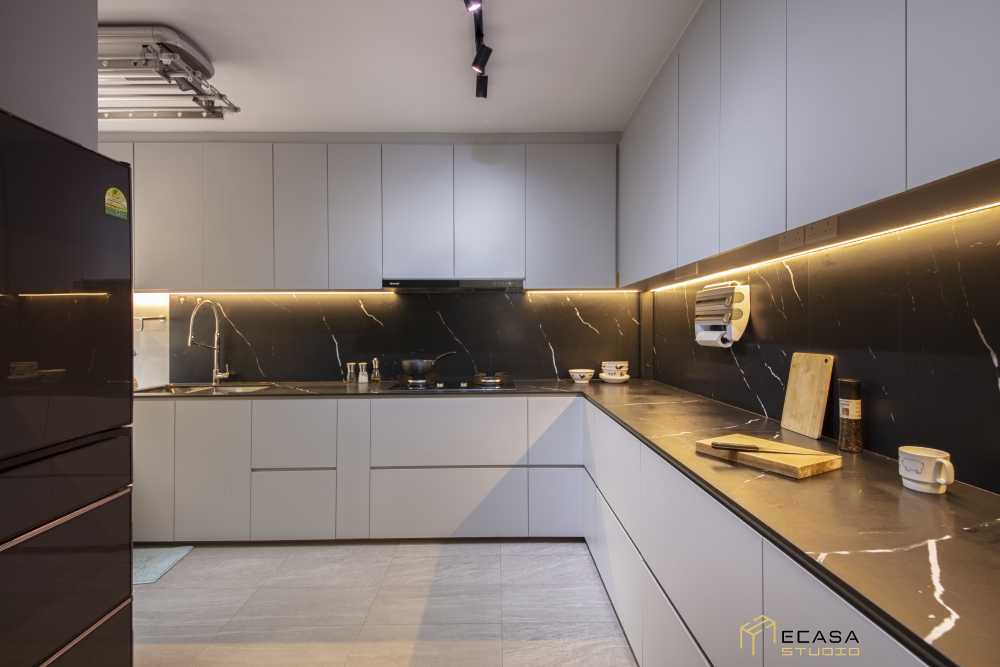 Contemporary Kitchen with Kitchen Accessories and Kitchen Tap
