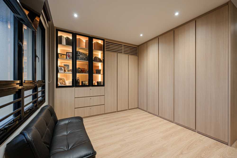 Modern Bedroom with Vinyl Flooring and Drop Ceiling