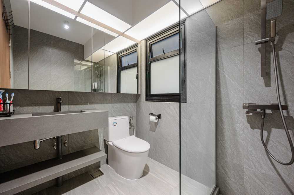Modern Bathroom with Countertop and Homogeneous Tiles