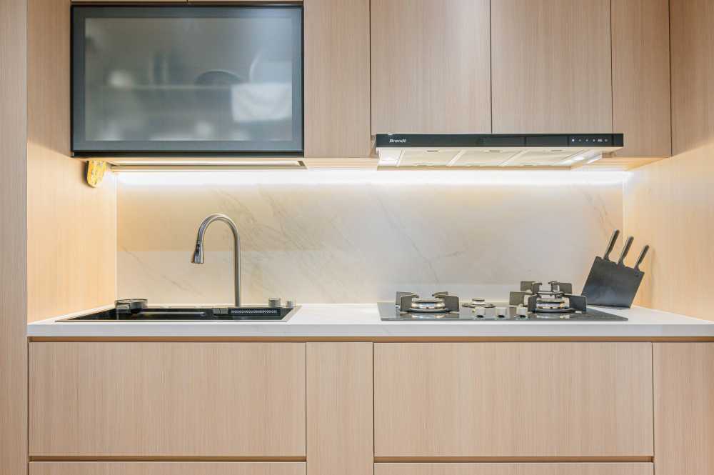 Modern Kitchen with Countertop and Kitchen Backsplash
