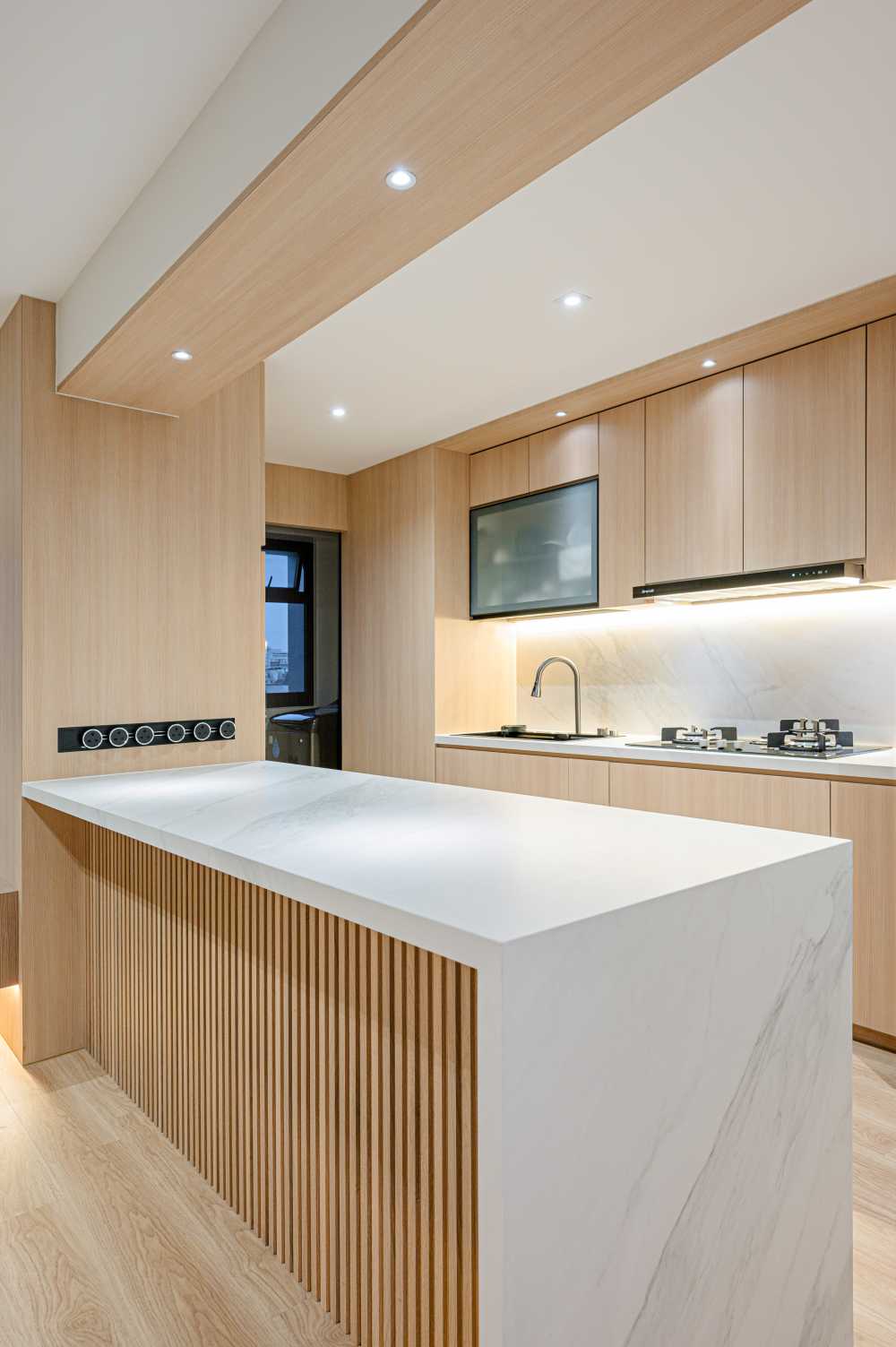 Modern Kitchen with Vinyl Flooring and Kitchen Island