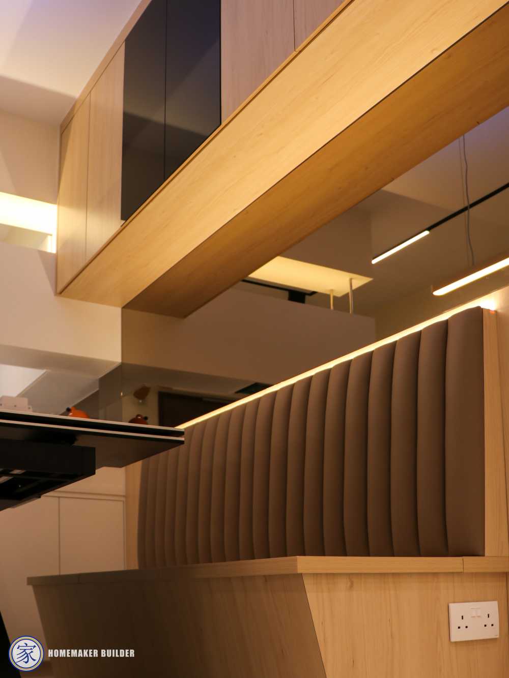 Modern Dining Room with Settee and Mirror