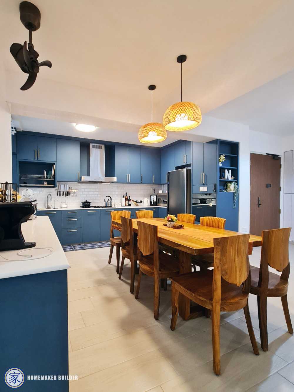 Vintage Kitchen with Homogeneous Tiles and Ceiling Fan