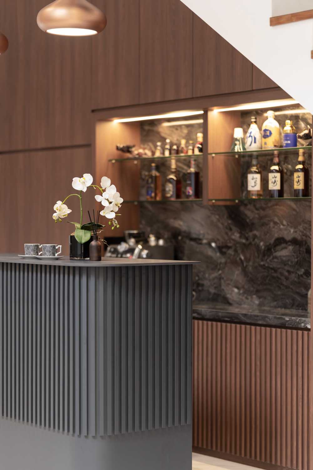 Modern Home Bar with Countertop and Bar Counter