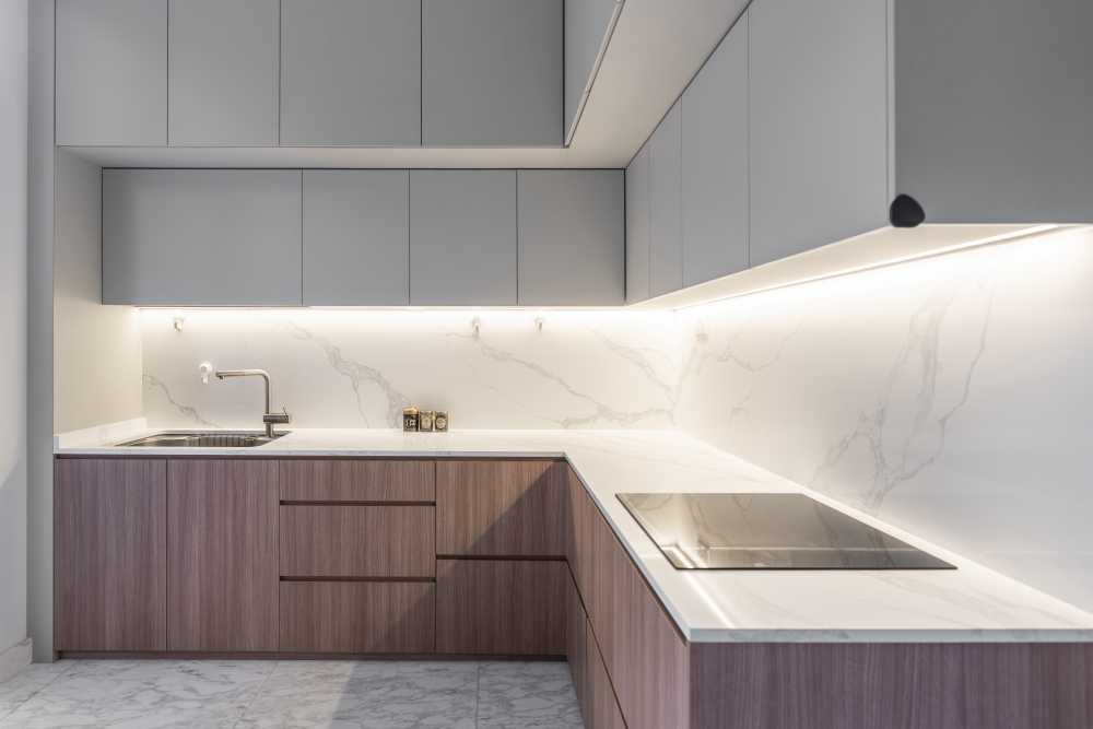 Modern Kitchen with Vinyl Flooring and Homogeneous Tiles