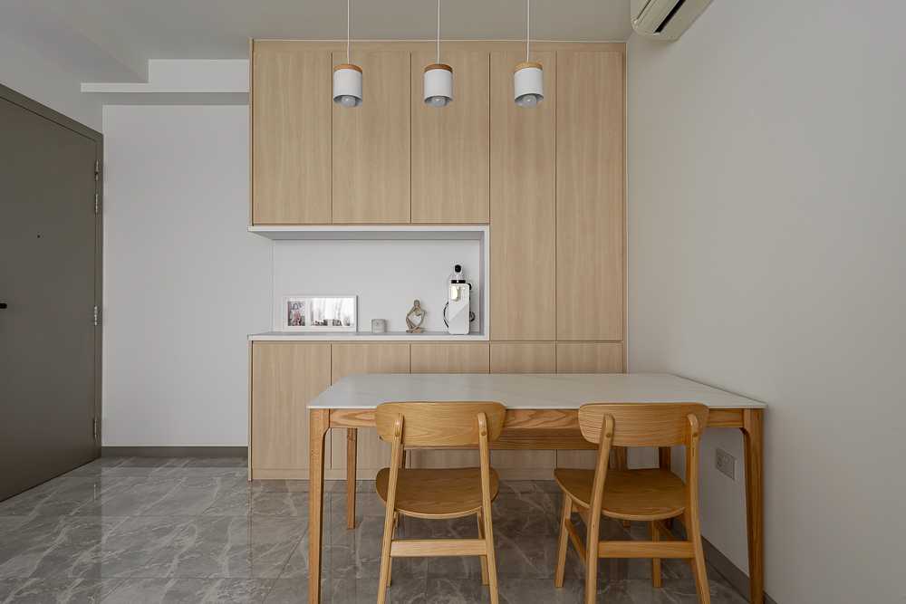 Scandinavian Dining Room with Dining Table and Dining Chairs