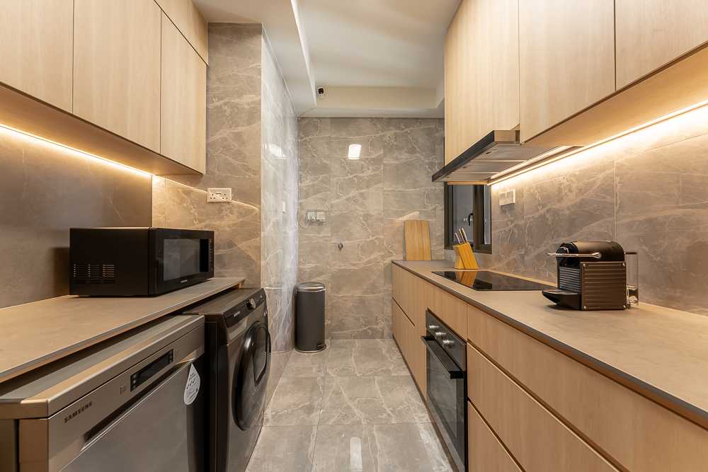 Scandinavian Kitchen with Homogeneous Tiles and Kitchen Backsplash