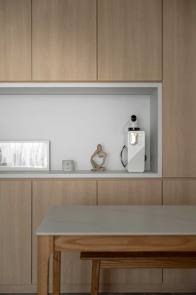 Scandinavian Dining Room with Dining Table and Dining Chairs