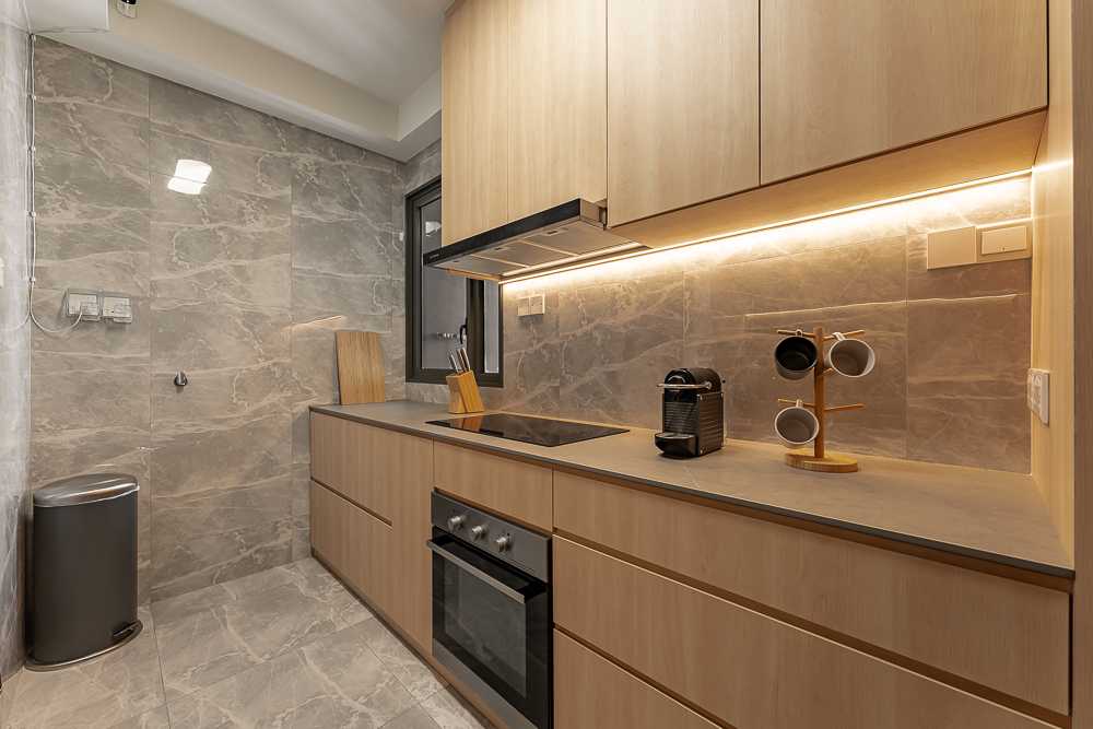 Scandinavian Kitchen with Homogeneous Tiles and Kitchen Backsplash