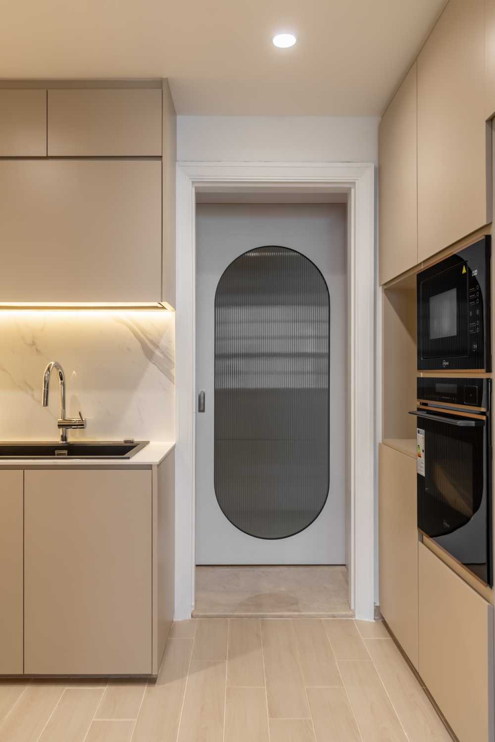 Minimalist Kitchen with Vinyl Flooring and Kitchen Backsplash