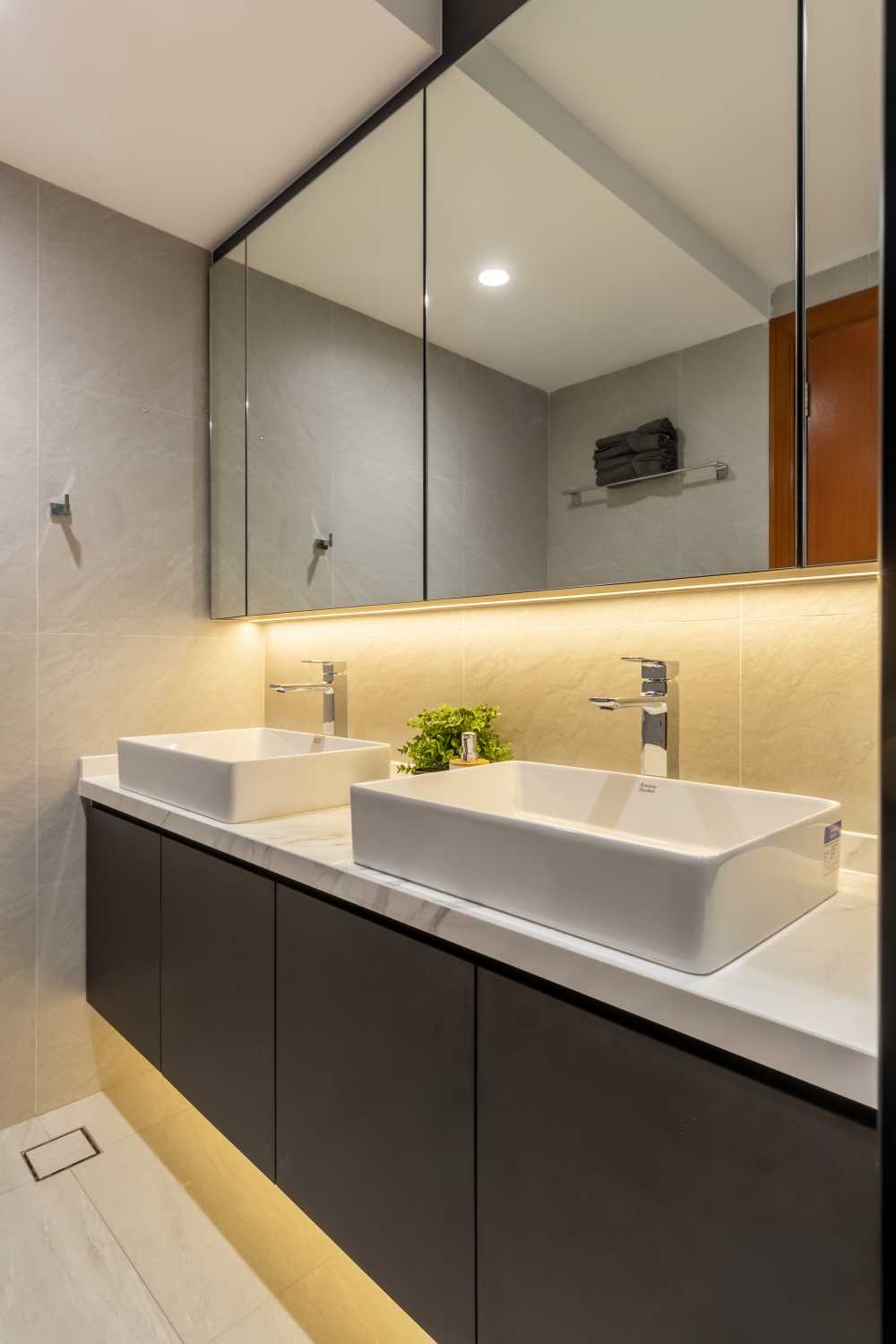 Minimalist Bathroom with Cement Floor and Marble Floor