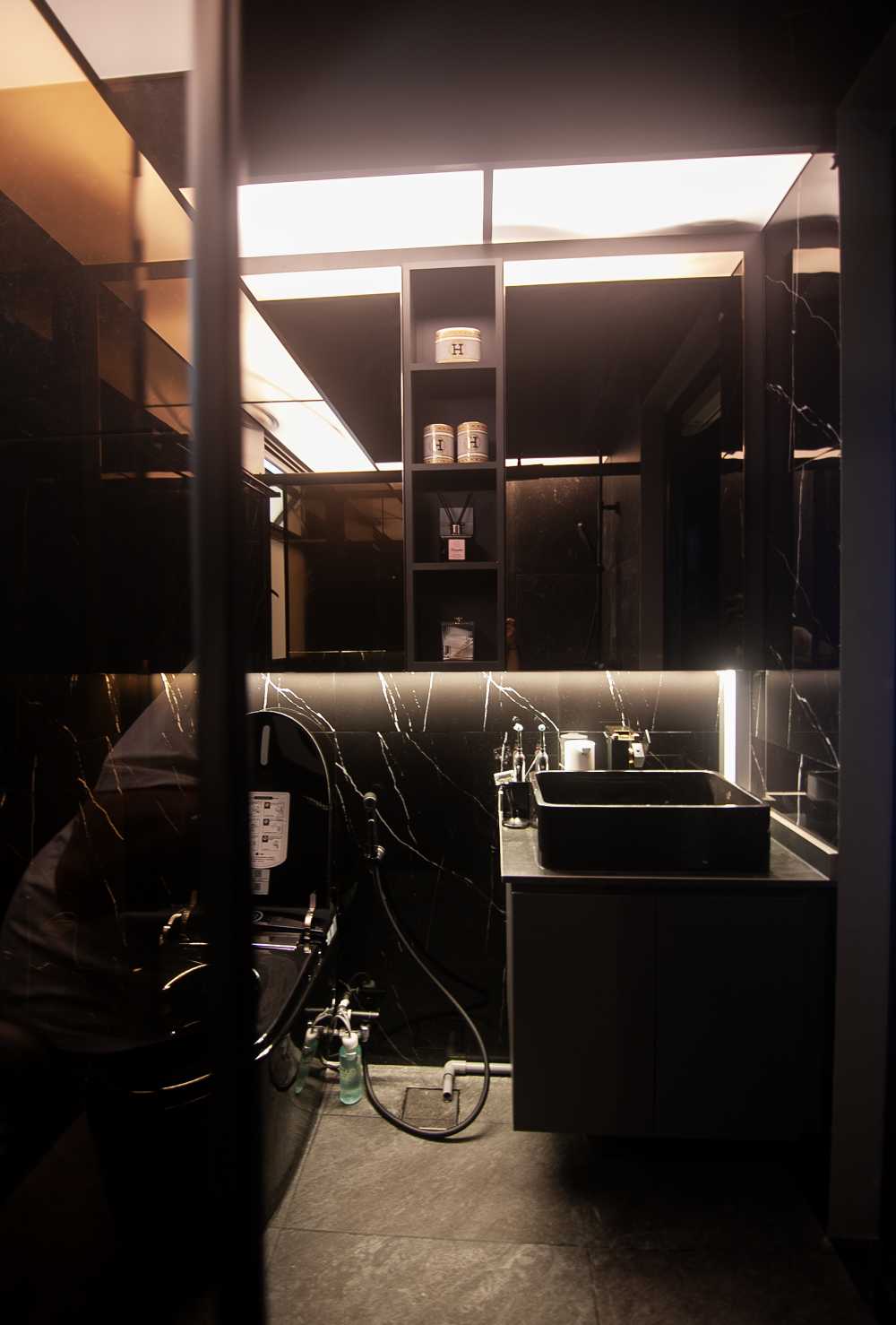Modern Bathroom with Homogeneous Tiles and Mirror