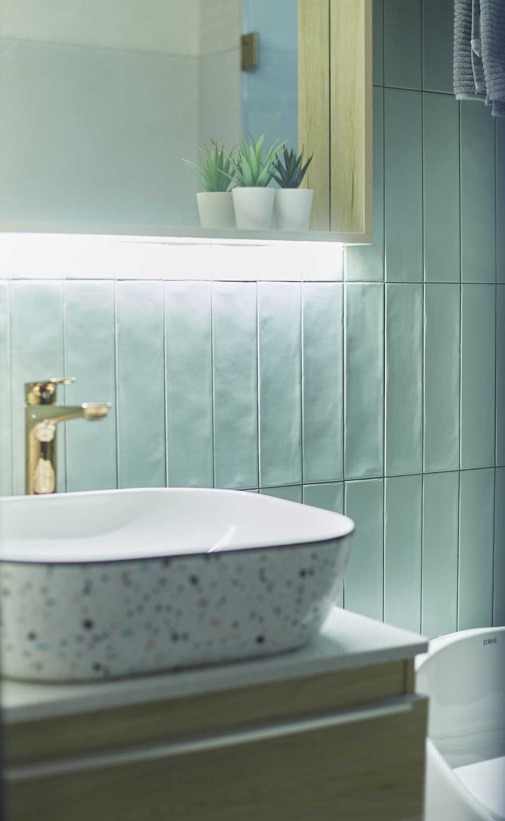 Contemporary Bathroom with Countertop and Wash Basins