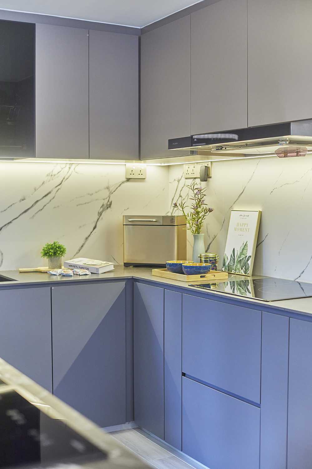 Contemporary Kitchen with Countertop and Kitchen Backsplash