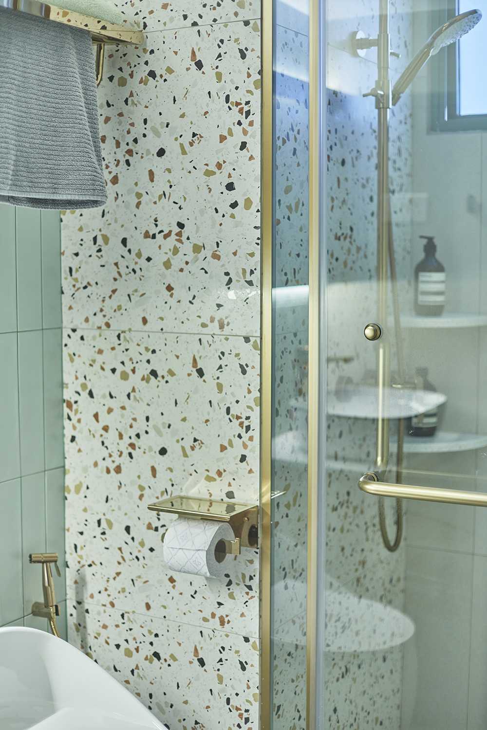Contemporary Bathroom with Homogeneous Tiles and Shower Screen