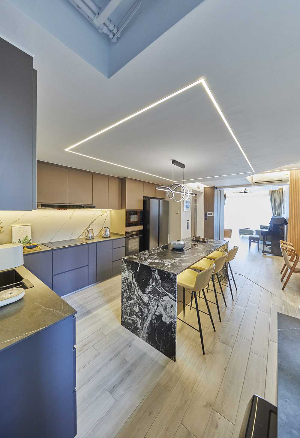Contemporary Kitchen with Countertop and Breakfast Counter