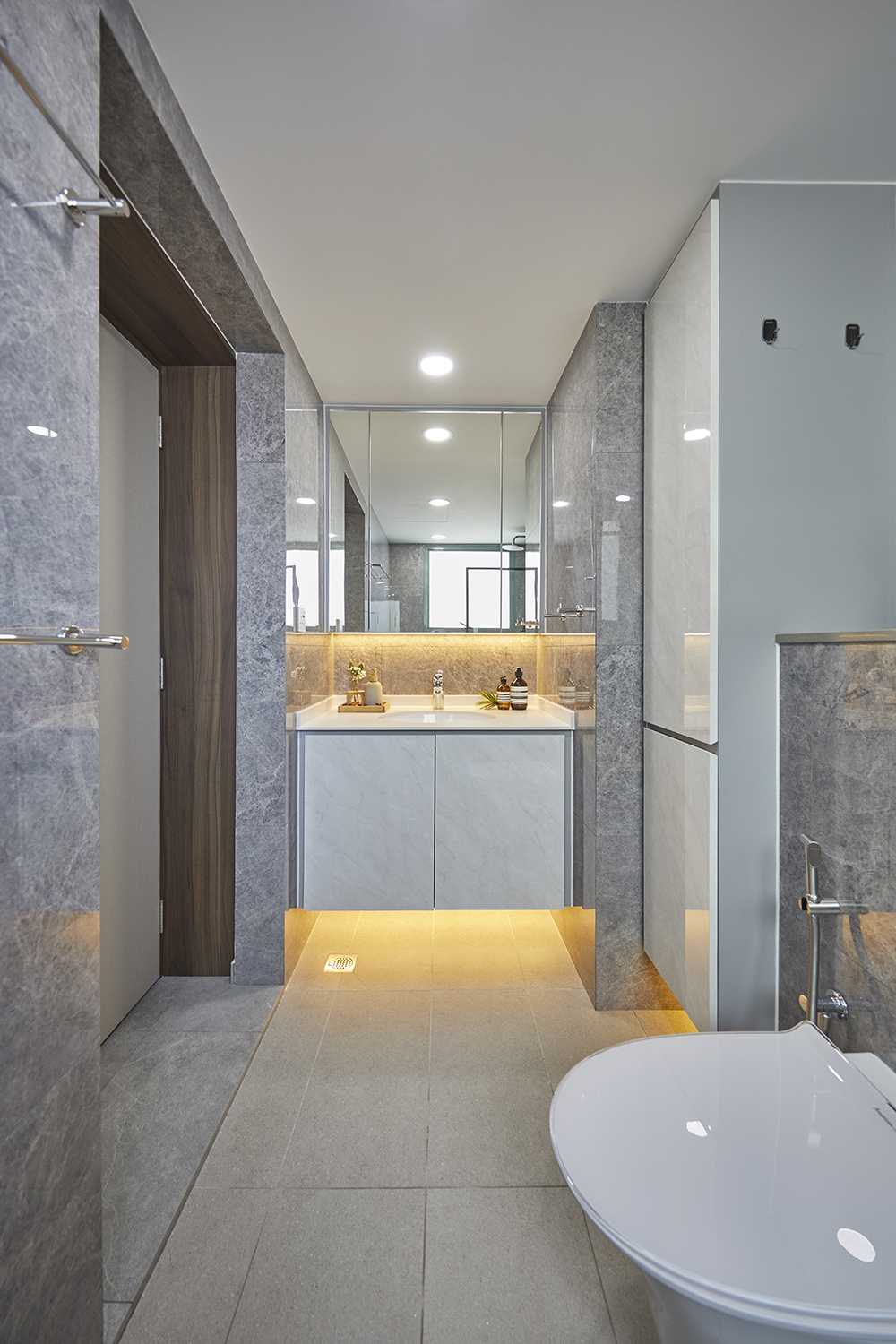 Modern Bathroom with Bathroom Storage and Bathroom Accessories