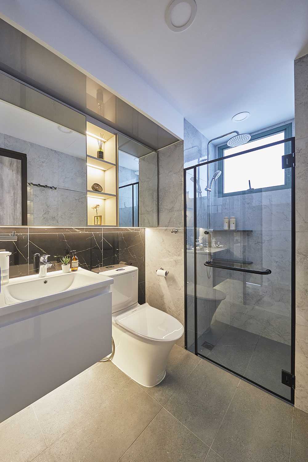 Modern Bathroom with Mirror and Bathroom Sinks
