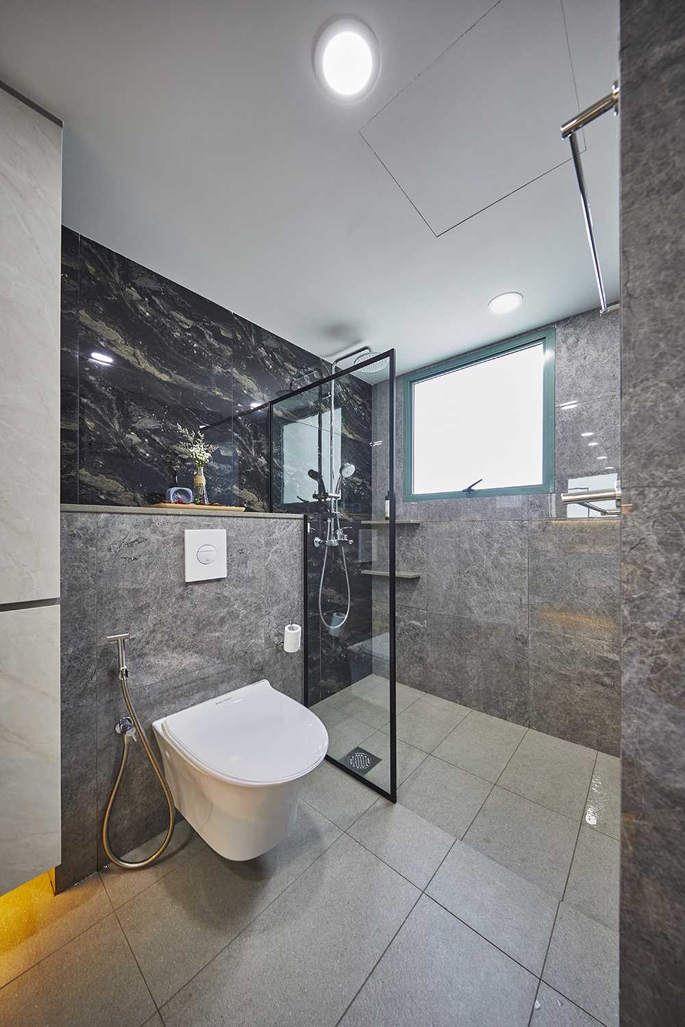 Modern Bathroom with Mirror and Bathtub