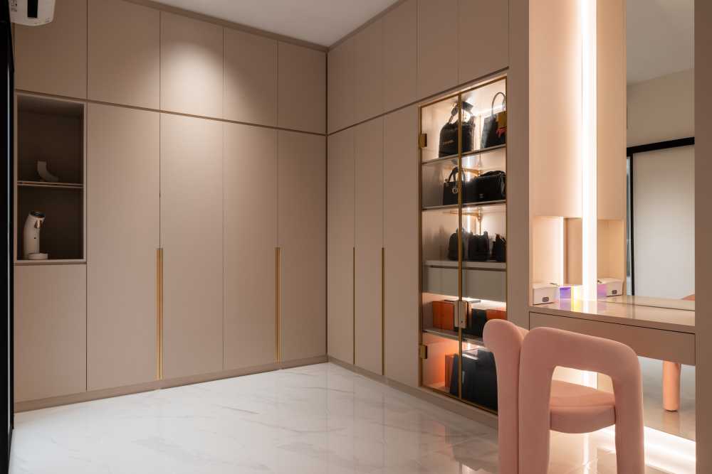 Contemporary Walk-in Wardrobe with Mirror and Wardrobe