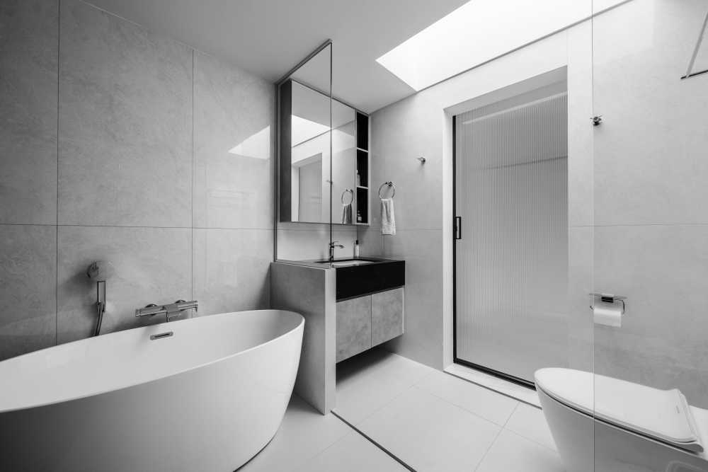 Contemporary Bathroom with Mirror and Bathtub
