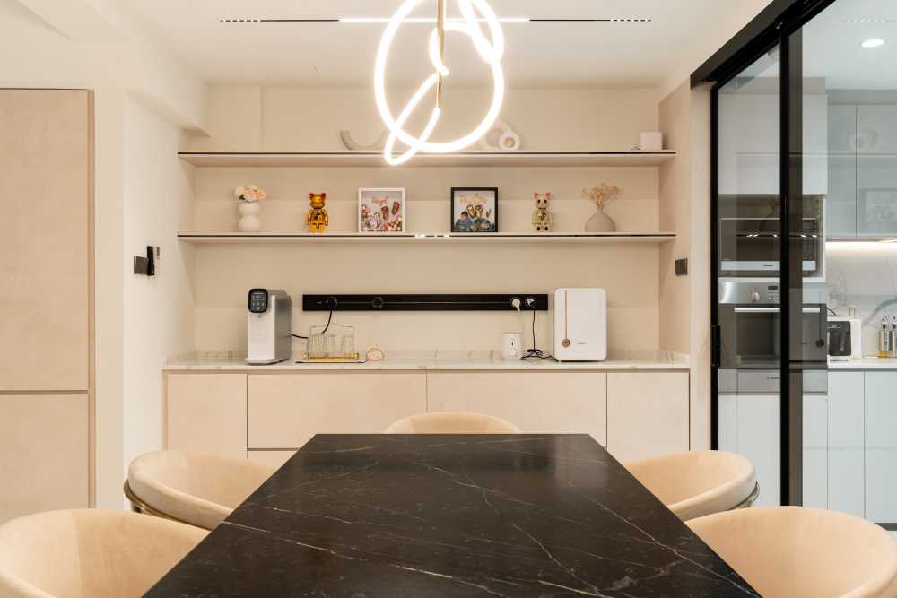 Contemporary Dining Room with Dining Table and Dining Chairs