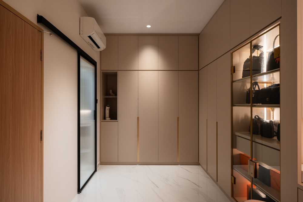 Contemporary Walk-in Wardrobe with Mirror and Wardrobe