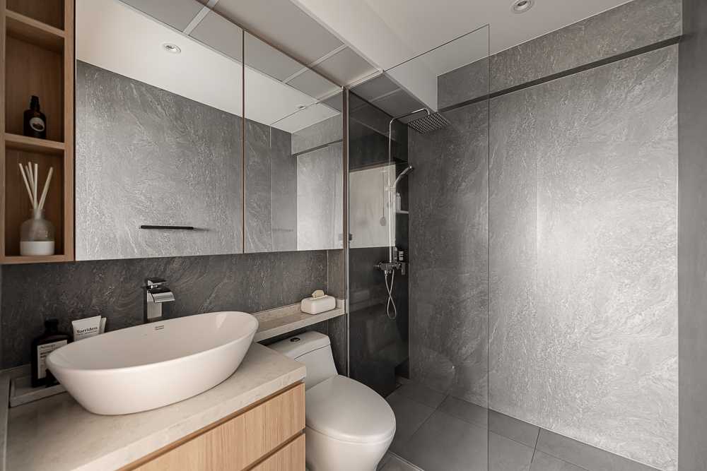 Modern Bathroom with Countertop and Homogeneous Tiles