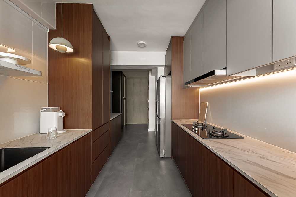 Modern Kitchen with Countertop and Homogeneous Tiles
