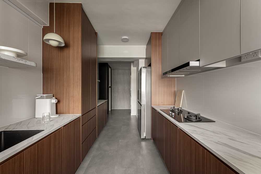 Modern Kitchen with Countertop and Homogeneous Tiles