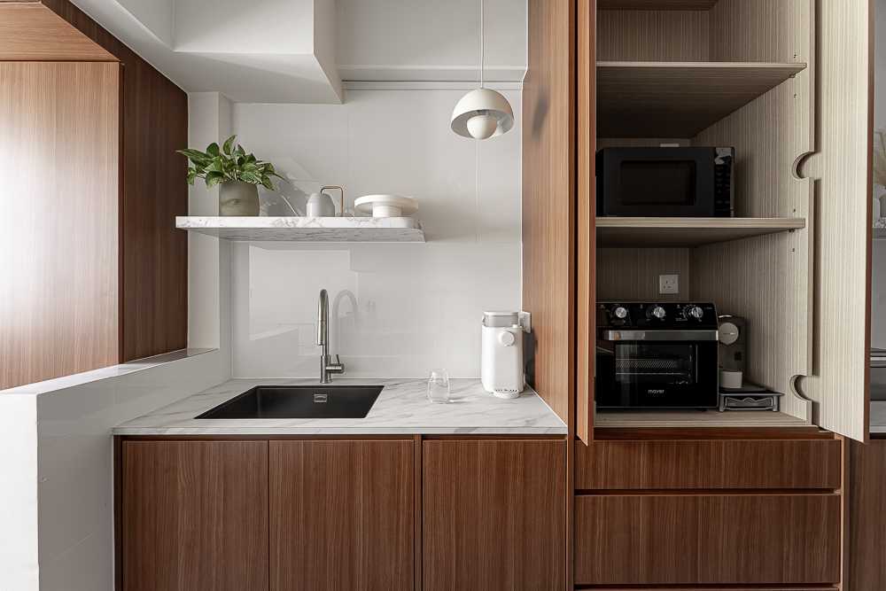 Modern Kitchen with Countertop and Homogeneous Tiles