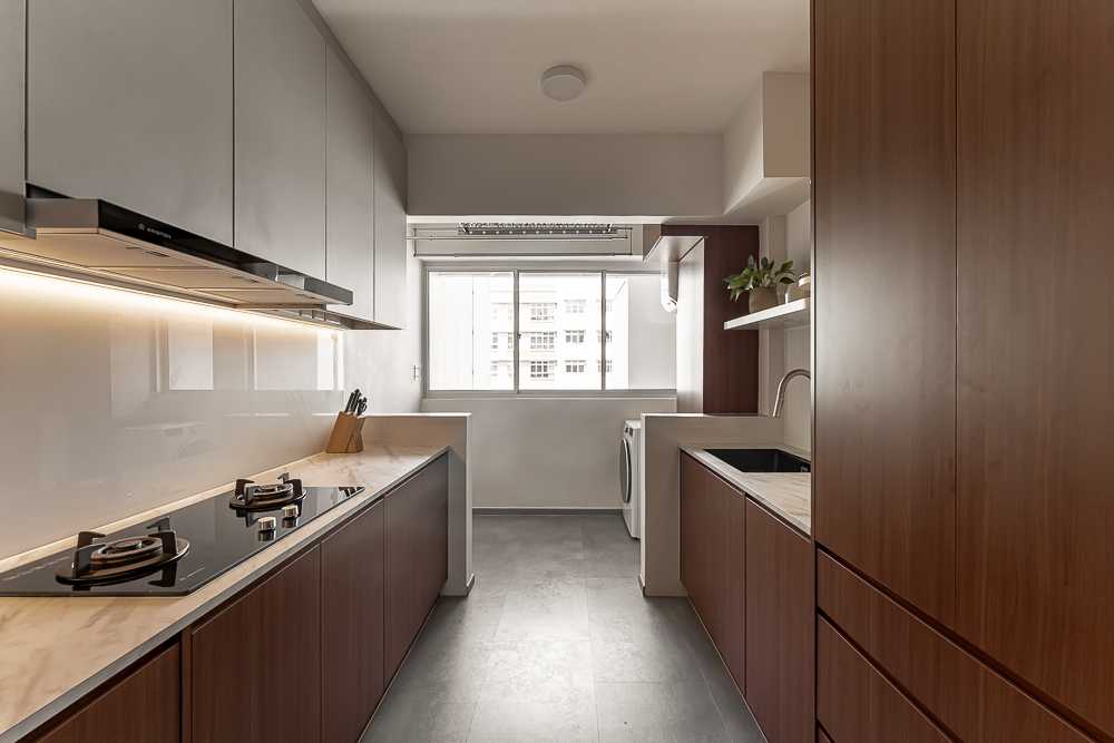 Modern Kitchen with Countertop and Homogeneous Tiles