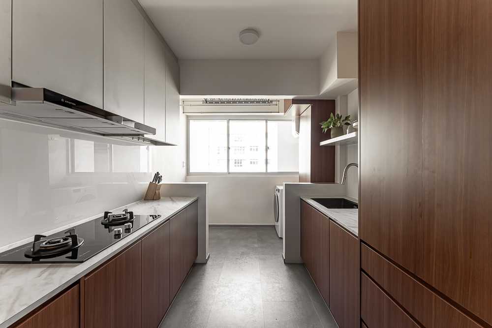 Modern Kitchen with Countertop and Homogeneous Tiles