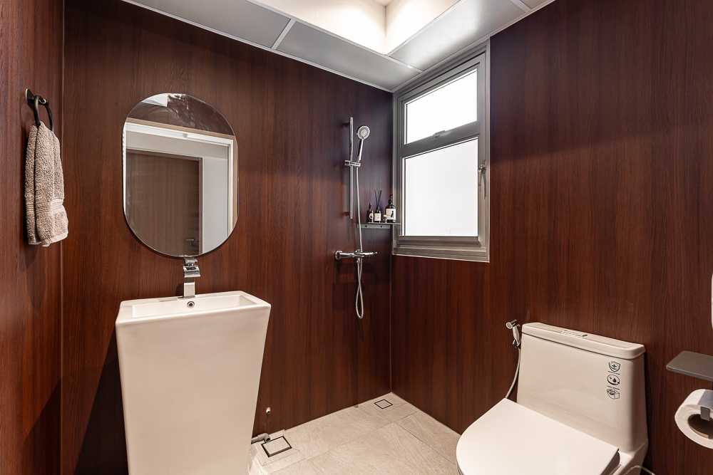 Modern Bathroom with Homogeneous Tiles and Mirror
