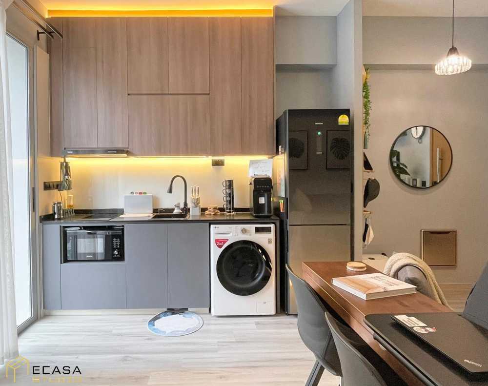Contemporary Kitchen with Countertop and Wood Flooring