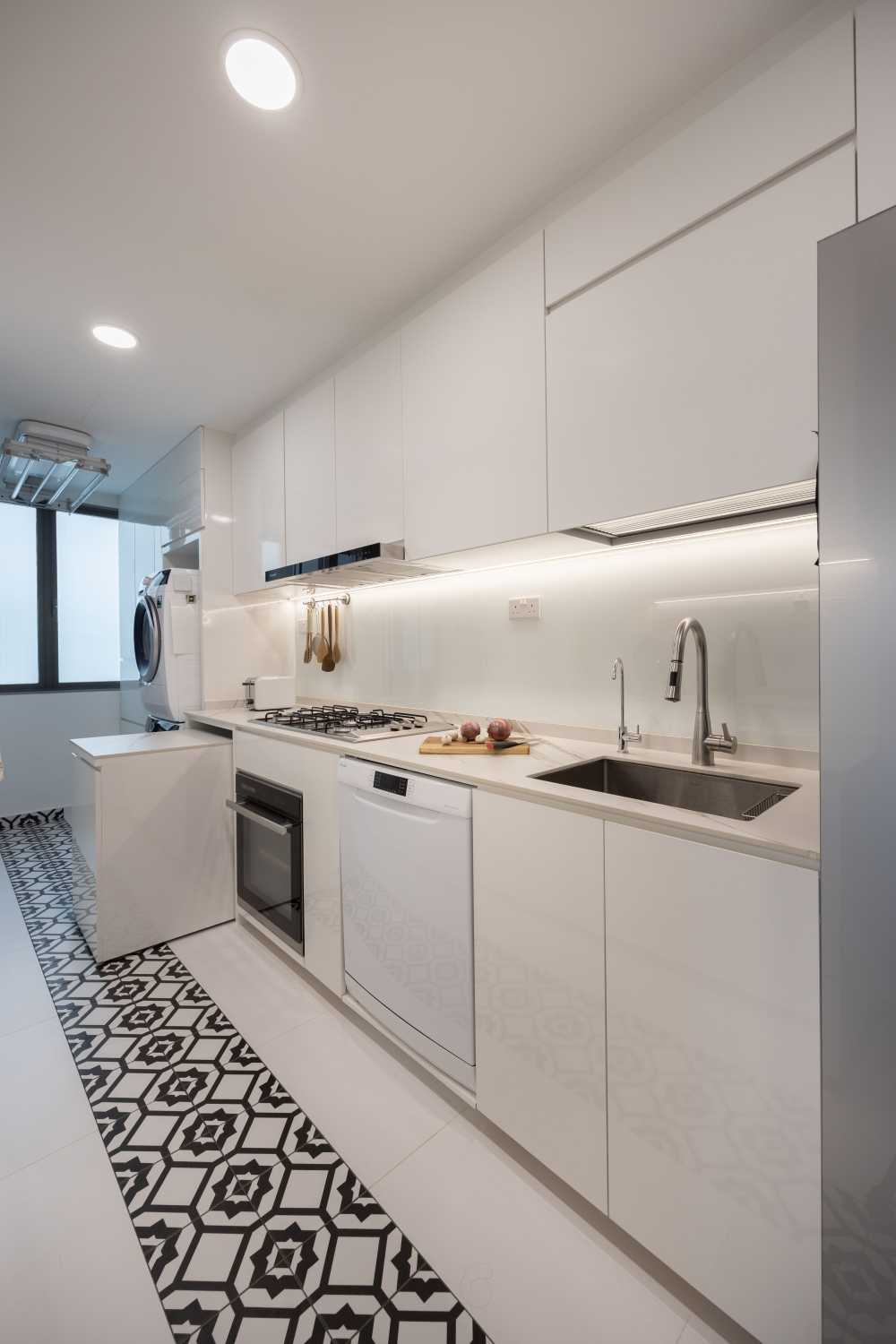 Modern Kitchen with Mosaic and Open Kitchen