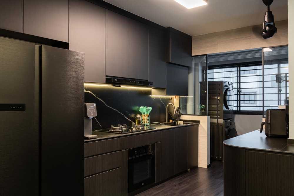 Modern Kitchen with Wood Flooring and Cupboard