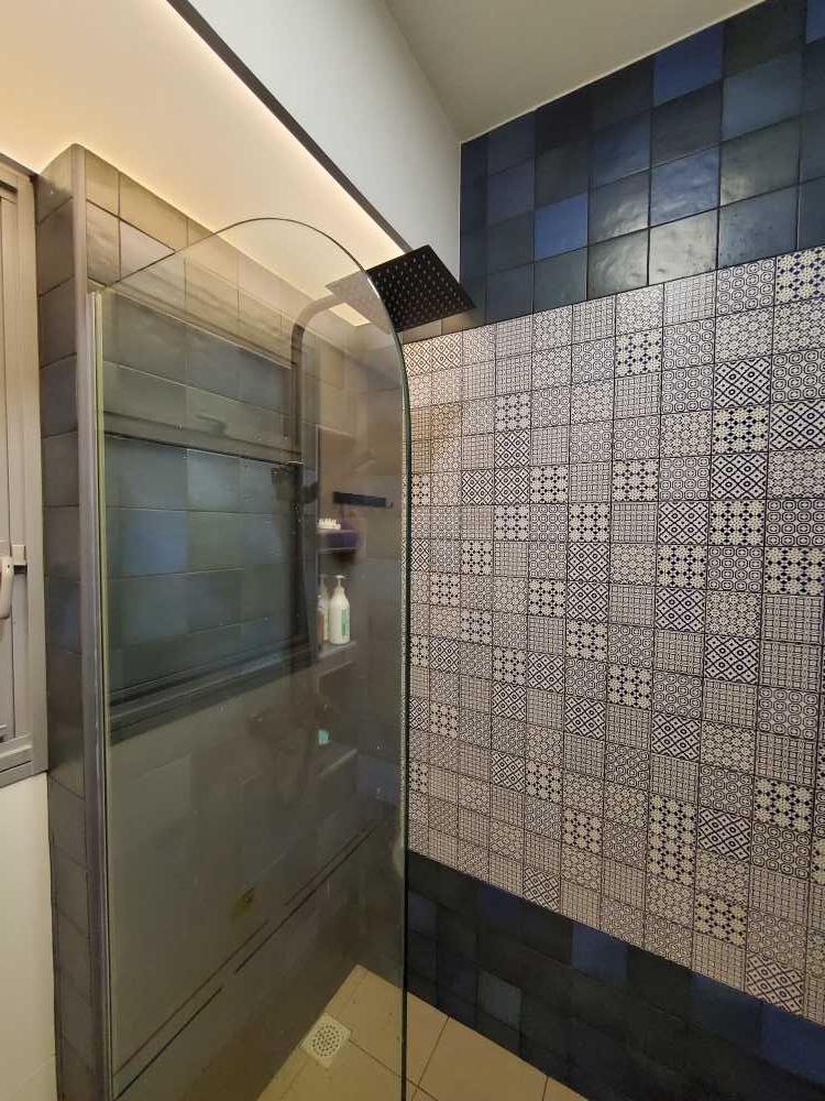 Modern Bathroom with Homogeneous Tiles and Shower Screen