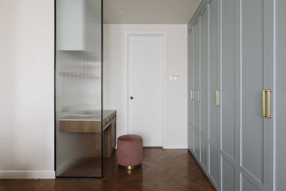 Contemporary Bedroom with Wardrobe and Closet