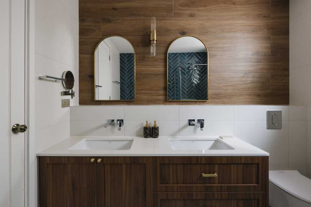 Contemporary Bathroom with Mirror and Bathroom Storage