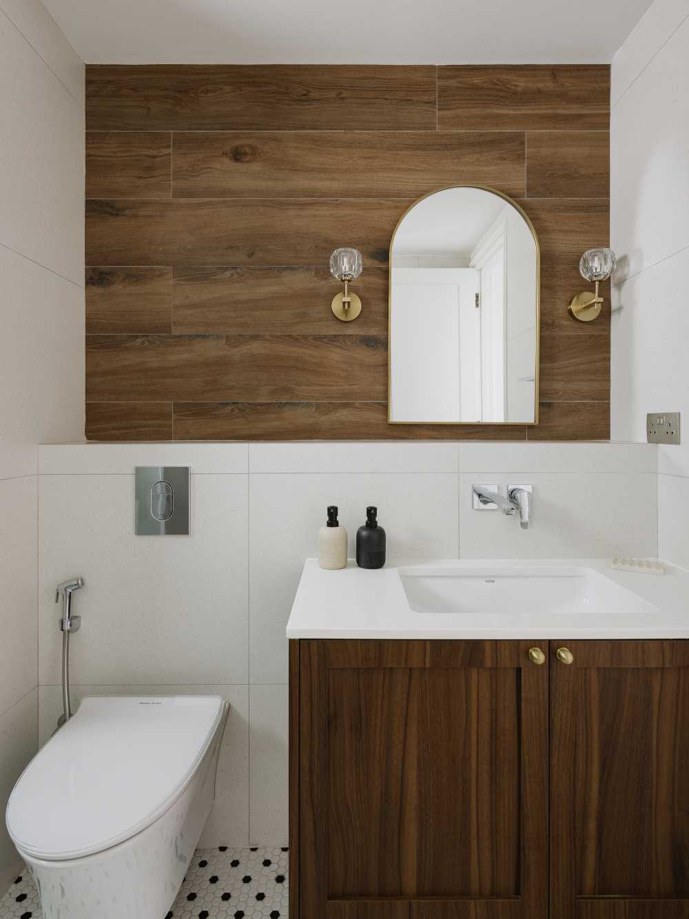 Contemporary Bathroom with Mirror and Bathroom Storage