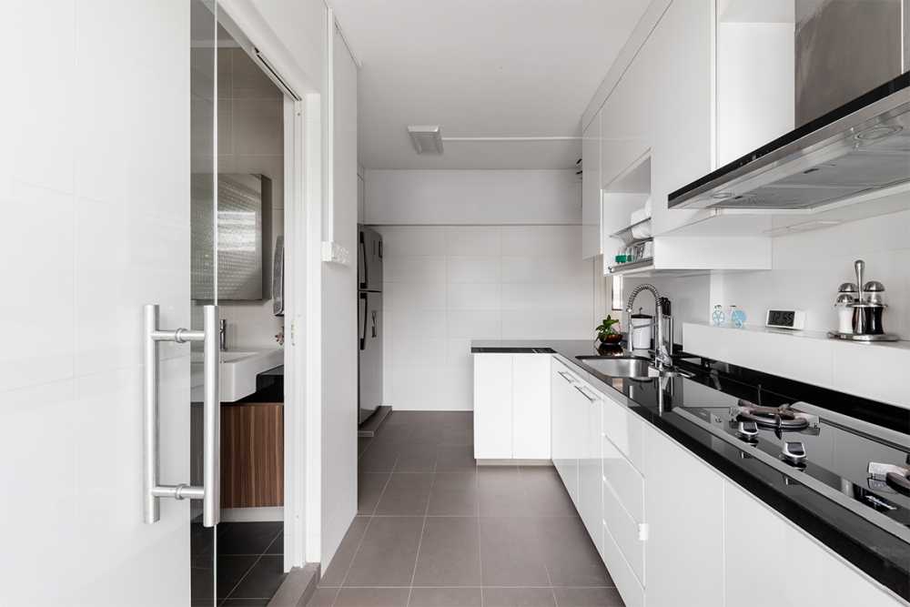 Modern Kitchen with Homogeneous Tiles and Open Kitchen