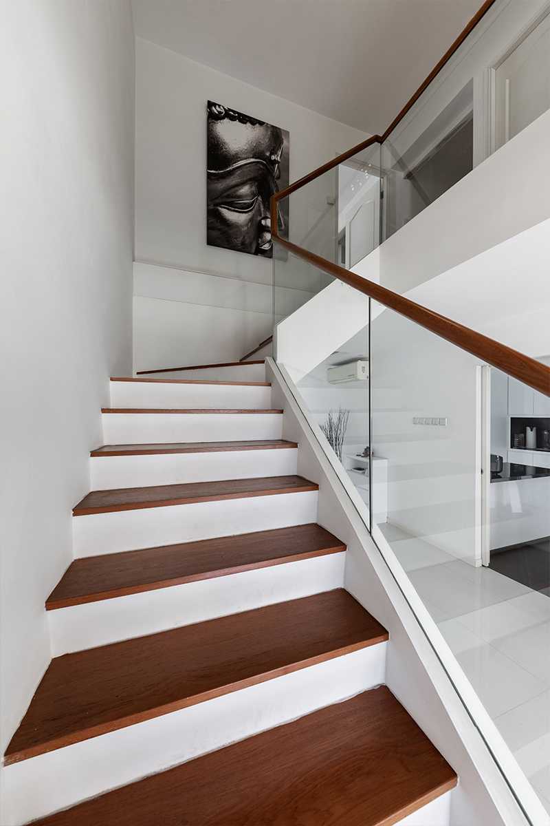 Modern Entryway with Small Storage and Screen
