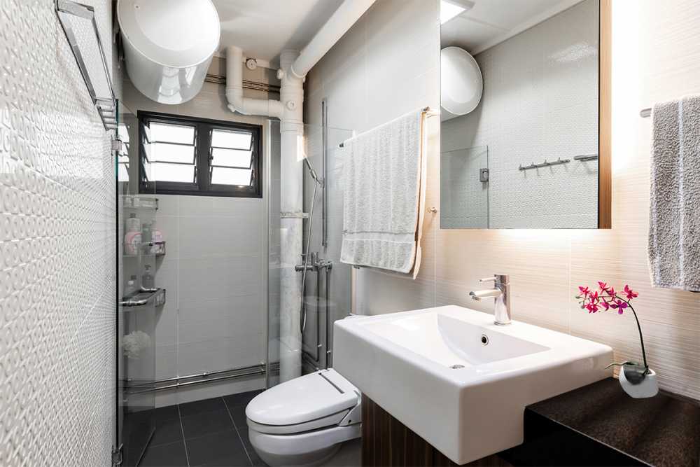 Modern Bathroom with Countertop and Homogeneous Tiles