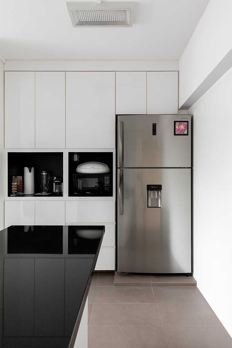 Modern Kitchen with Homogeneous Tiles and Open Kitchen