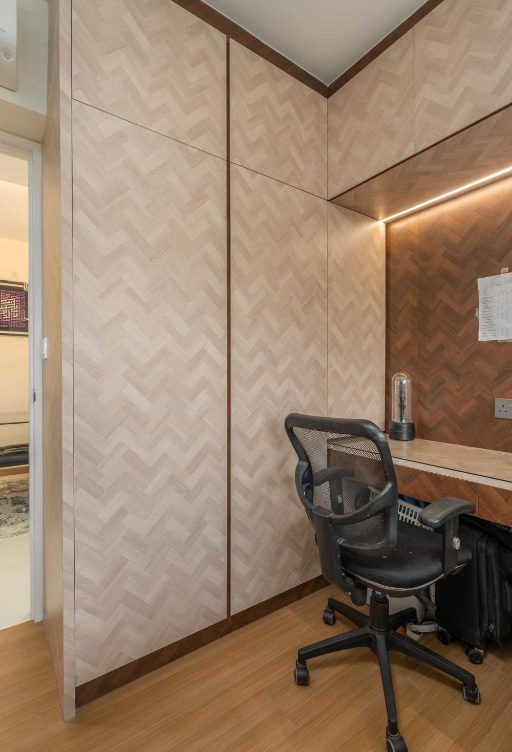 Scandinavian Workstation with Desk and Desk Chairs