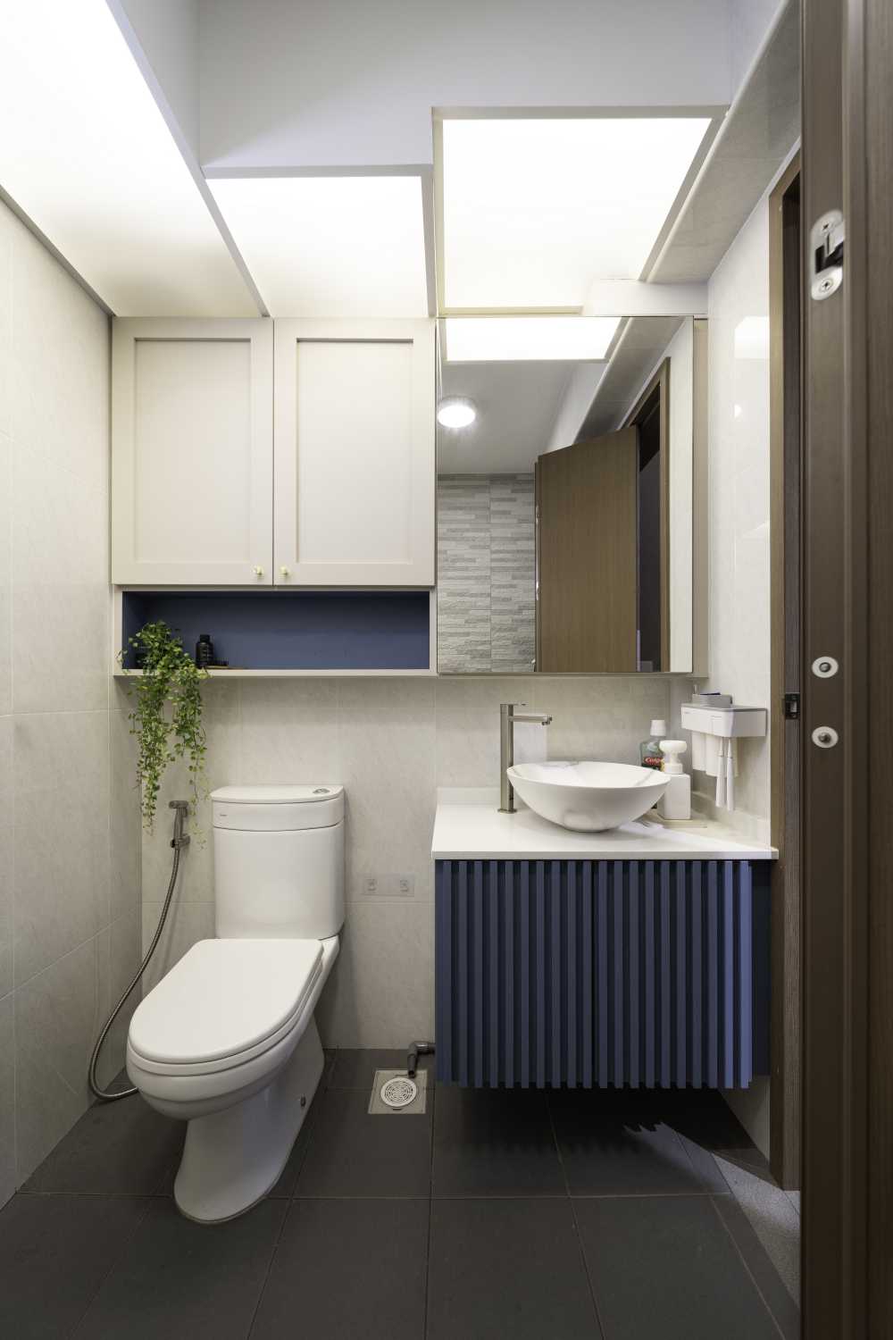 Contemporary Bathroom with Homogeneous Tiles and Bathroom Storage