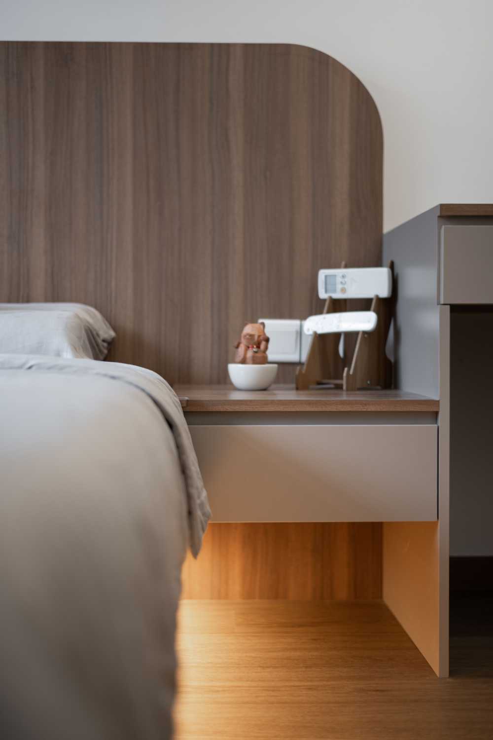 Contemporary Bedroom with Vinyl Flooring and Flooring
